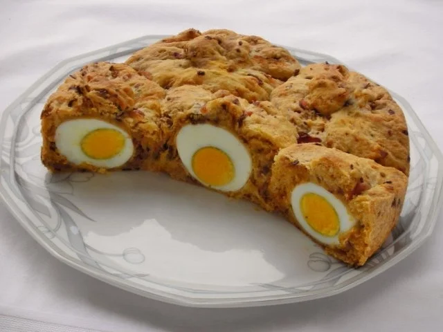 Herzhafter Hefekuchen versteckt ein paar Eier - Rezept