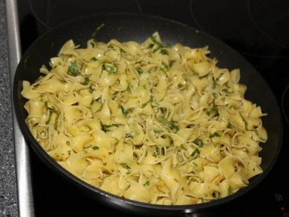 Überbackene Hähnchenbrust mit Kräuterbandnudeln - Rezept - Bild Nr. 2