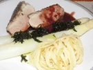 Rezept: Entenbrust mit Granatapfel - Rotwein - Reduktion, Spargel, Bärlauchbutter und Bandnnudeln Entenbrust mit Granatapfel - Rotwein - Reduktion, Spargel, Bärlauchbutter und Bandnnudeln - Rezept