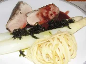 Entenbrust mit Granatapfel - Rotwein -  Reduktion, Spargel, Bärlauchbutter und Bandnnudeln - Rezept