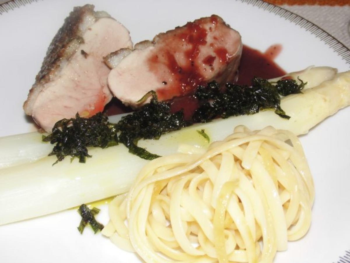 Entenbrust mit Granatapfel - Rotwein - Reduktion, Spargel ...