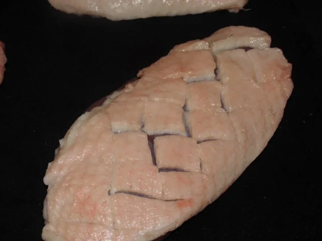 Rezept: Entenbrust mit Granatapfel - Rotwein - Reduktion, Spargel, Bärlauchbutter und Bandnnudeln Bild Nr. 4 Entenbrust mit Granatapfel - Rotwein - Reduktion, Spargel, Bärlauchbutter und Bandnnudeln - Rezept - Bild Nr. 4