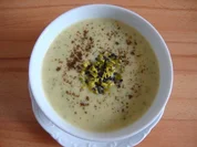 Petersilienwurzelcremesüppchen mit Pistazien-Crush - Rezept