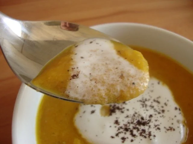 Rezept: Karotten-Aprikosencremesüppchen mit Kokosschaum und Tonkabohnenpfeffer Bild Nr. 2 Karotten-Aprikosencremesüppchen mit Kokosschaum und Tonkabohnenpfeffer - Rezept - Bild Nr. 2