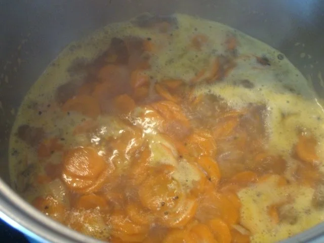 Rezept: Karotten-Aprikosencremesüppchen mit Kokosschaum und Tonkabohnenpfeffer Bild Nr. 10 Karotten-Aprikosencremesüppchen mit Kokosschaum und Tonkabohnenpfeffer - Rezept - Bild Nr. 10