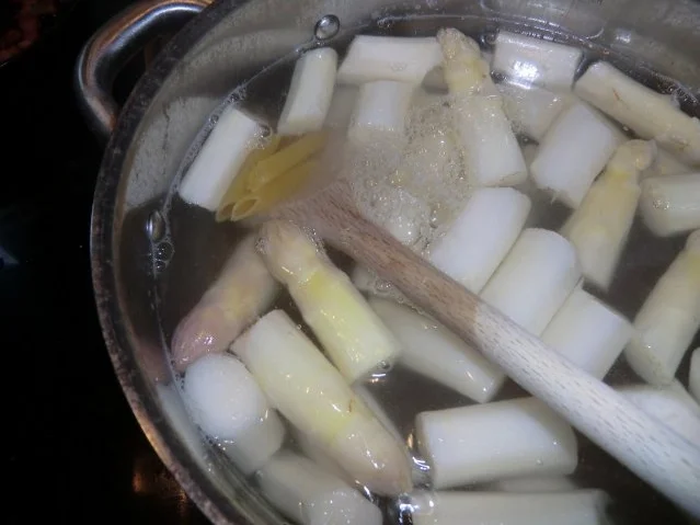 Rezept: Spargelcarbonara mit Speck Bild Nr. 4 Spargelcarbonara mit Speck - Rezept - Bild Nr. 4