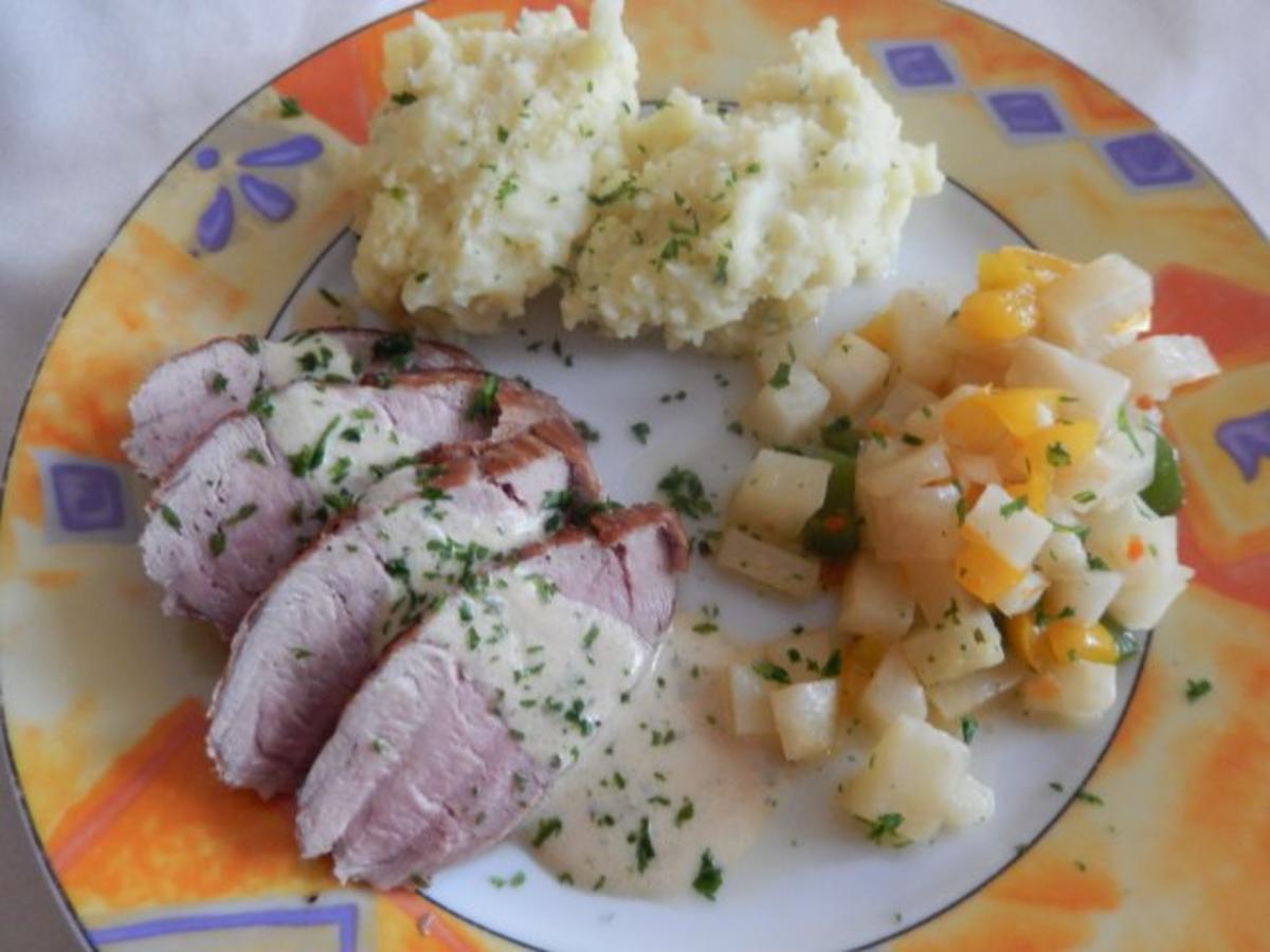 Bilder für Schweinefilet mit Paprika- Sellerie-Gemüse und Kräuter-Senf-Sauce - Rezept