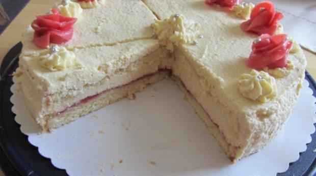 Buttercremetorte mit für den Biskuit und Eier - Rezept mit Bild