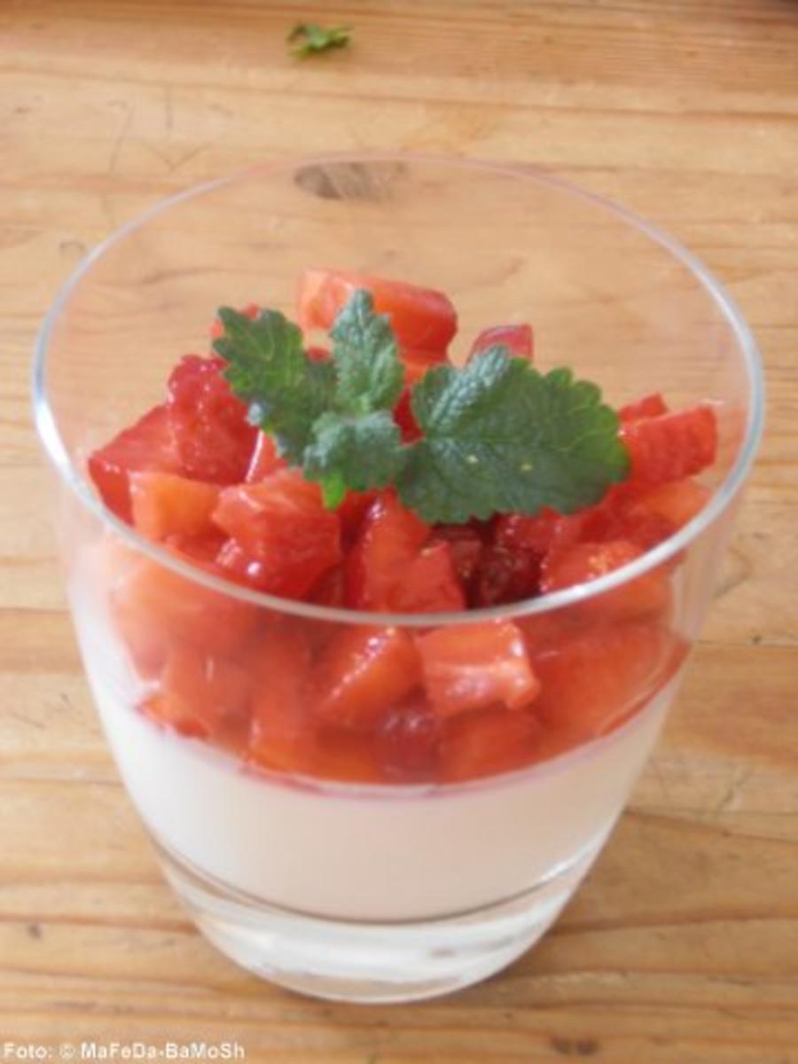 Buttermilchmousse mit marinierten Erdbeeren - Rezept