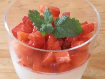 Buttermilchmousse mit marinierten Erdbeeren - Rezept