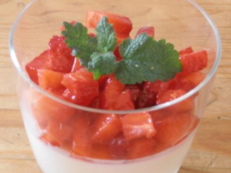Buttermilchmousse mit marinierten Erdbeeren - Rezept - kochbar.de