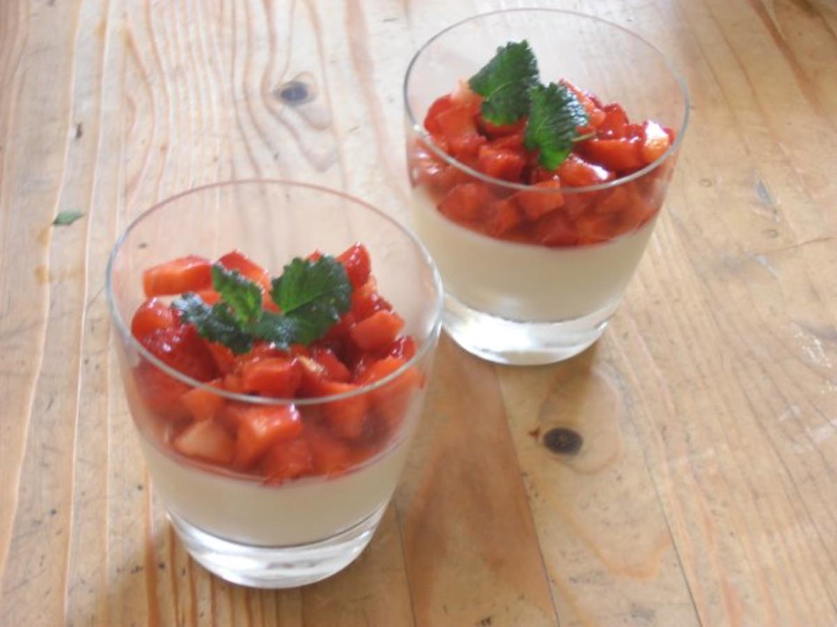 Buttermilchmousse mit marinierten Erdbeeren - Rezept - Bild Nr. 2