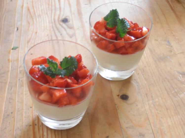 Buttermilchmousse mit marinierten Erdbeeren - Rezept - kochbar.de