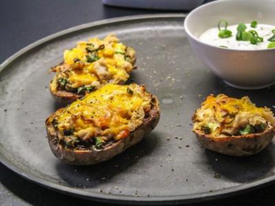 Rezept: Überbackene Ofen-Kartoffeln mit Cheddar und Hähnchen Überbackene Ofen-Kartoffeln mit Cheddar und Hähnchen - Rezept