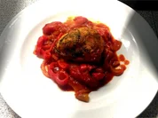 Geschmortes Zwiebel-Paprika-Hähnchen mit Calvados und Basilikum-Pesto-Kruste - Rezept