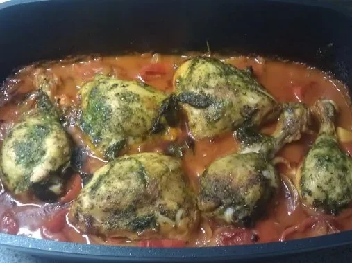 Geschmortes Zwiebel-Paprika-Hähnchen mit Calvados und Basilikum-Pesto-Kruste - Rezept - Bild Nr. 2