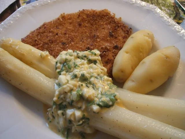 Spargelschmaus mit paniertem Schinken und "Bamberger Hörnchen" - Rezept