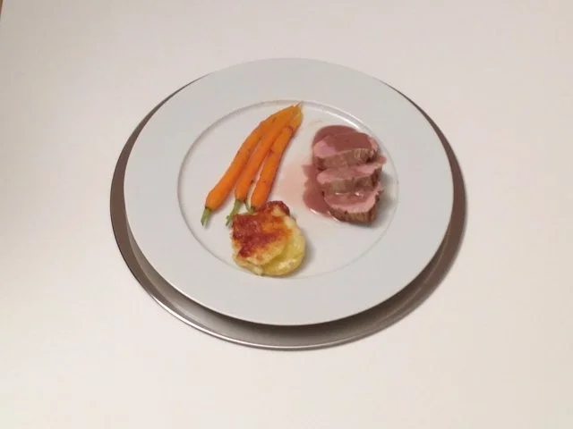 Schweinefilet in Kaffeebutter, Dattelmöhren und Kartoffelgratin - Rezept