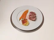 Schweinefilet in Kaffeebutter, Dattelmöhren und Kartoffelgratin - Rezept