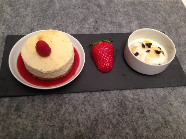 Joghurteis mit süßes Oliven / Käsekuchen mit Himbeer-Paprika Gelee - Rezept