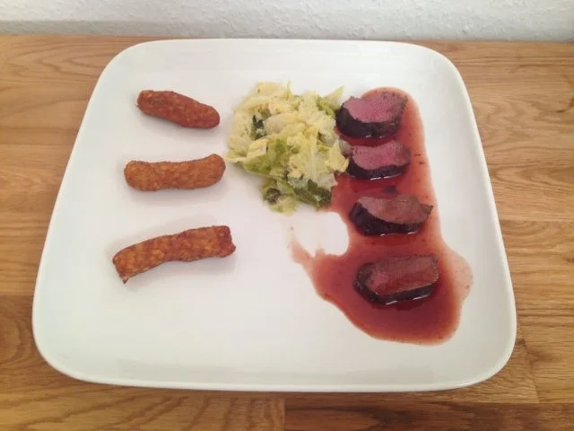 Rezept: Rehrücken mit Sahnewirsing und Linsenkroketten Rehrücken mit Sahnewirsing und Linsenkroketten - Rezept