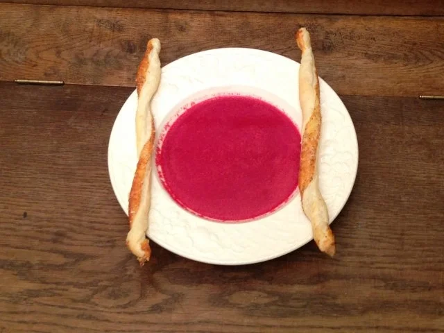 Rezept: Rote-Bete-Kokos-Suppe mit Blätterteig-Parmesan-Stangen Rote-Bete-Kokos-Suppe mit Blätterteig-Parmesan-Stangen - Rezept