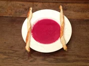 Rote-Bete-Kokos-Suppe mit Blätterteig-Parmesan-Stangen - Rezept