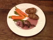 Lammcarrée mit Kräuterkruste, Fächerkartoffeln und Frühlingsgemüse - Rezept