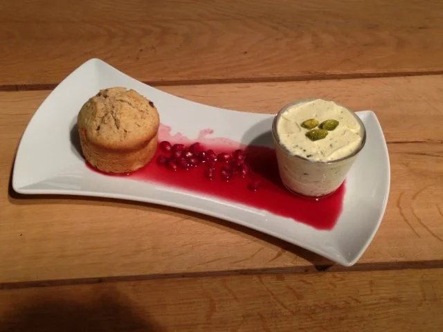 Eis von weißer Schokolade und karamellisierten Pistazien, Mandelküchlein, Granatapfelsauce - Rezept