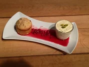 Eis von weißer Schokolade und karamellisierten Pistazien, Mandelküchlein, Granatapfelsauce - Rezept