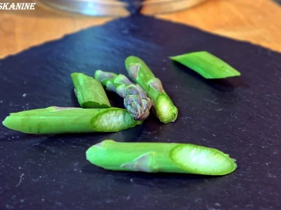Belugalinsen-Salat mit grünem Spargel und in Öl gegartem Eigelb - Rezept - Bild Nr. 2