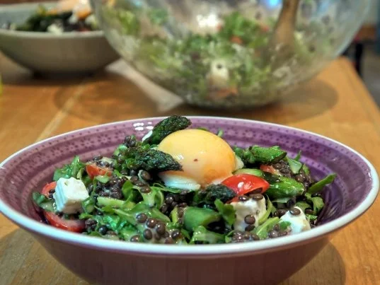 Belugalinsen-Salat mit grünem Spargel und in Öl gegartem Eigelb - Rezept - Bild Nr. 15