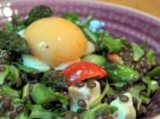 Belugalinsen-Salat mit grünem Spargel und in Öl gegartem Eigelb - Rezept