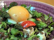 Belugalinsen-Salat mit grünem Spargel und in Öl gegartem Eigelb - Rezept
