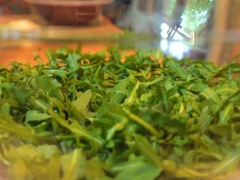 Belugalinsen-Salat mit grünem Spargel und in Öl gegartem Eigelb - Rezept - Bild Nr. 3