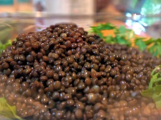 Belugalinsen-Salat mit grünem Spargel und in Öl gegartem Eigelb - Rezept - Bild Nr. 4