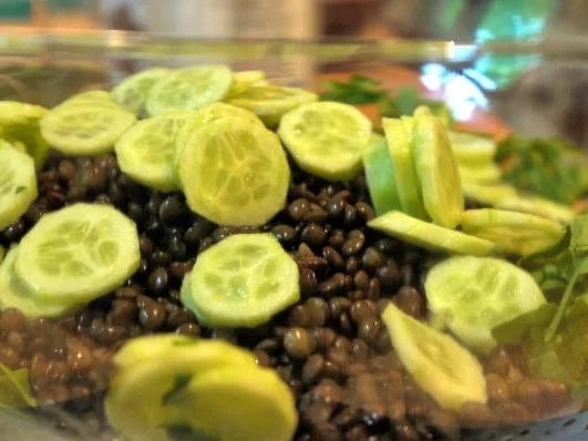 Belugalinsen-Salat mit grünem Spargel und in Öl gegartem Eigelb - Rezept - Bild Nr. 5