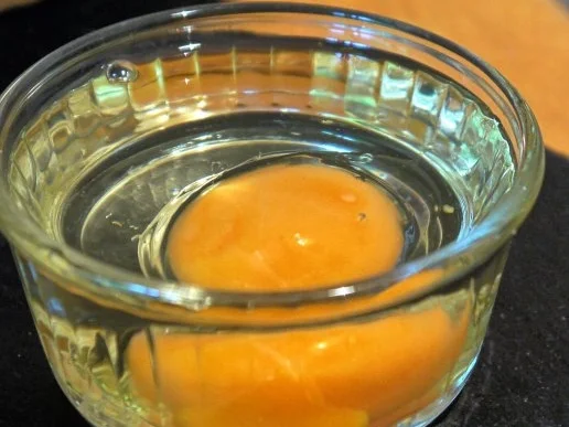 Belugalinsen-Salat mit grünem Spargel und in Öl gegartem Eigelb - Rezept - Bild Nr. 13