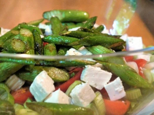 Belugalinsen-Salat mit grünem Spargel und in Öl gegartem Eigelb - Rezept - Bild Nr. 12