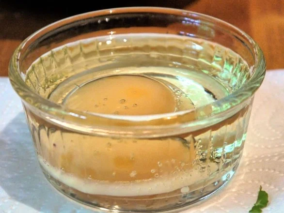 Belugalinsen-Salat mit grünem Spargel und in Öl gegartem Eigelb - Rezept - Bild Nr. 14