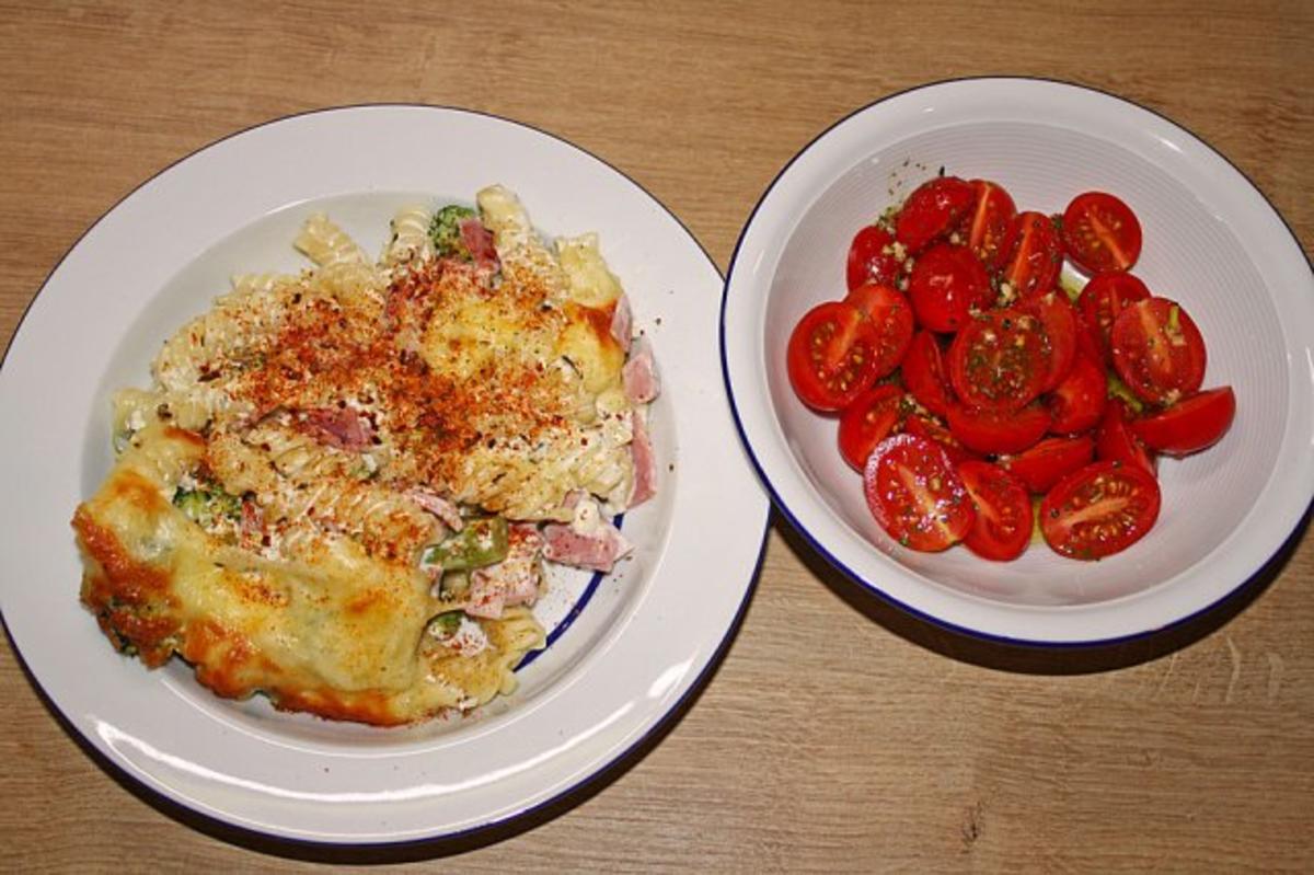 Nudelauflauf Nudeln mit Broccoli und Schinken in Sahnesoße überbacken ...