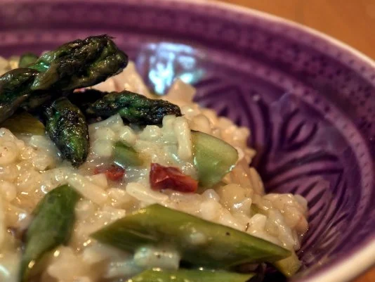 Rezept: Risotto mit grünem Spargel und getrockneten Tomaten Risotto mit grünem Spargel und getrockneten Tomaten - Rezept