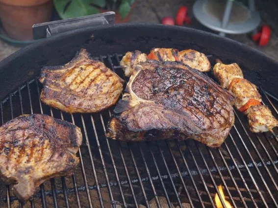 Rezept: Hot Rind-Lamm und Hühnerspieß mit Salat Hot Rind-Lamm und Hühnerspieß mit Salat - Rezept