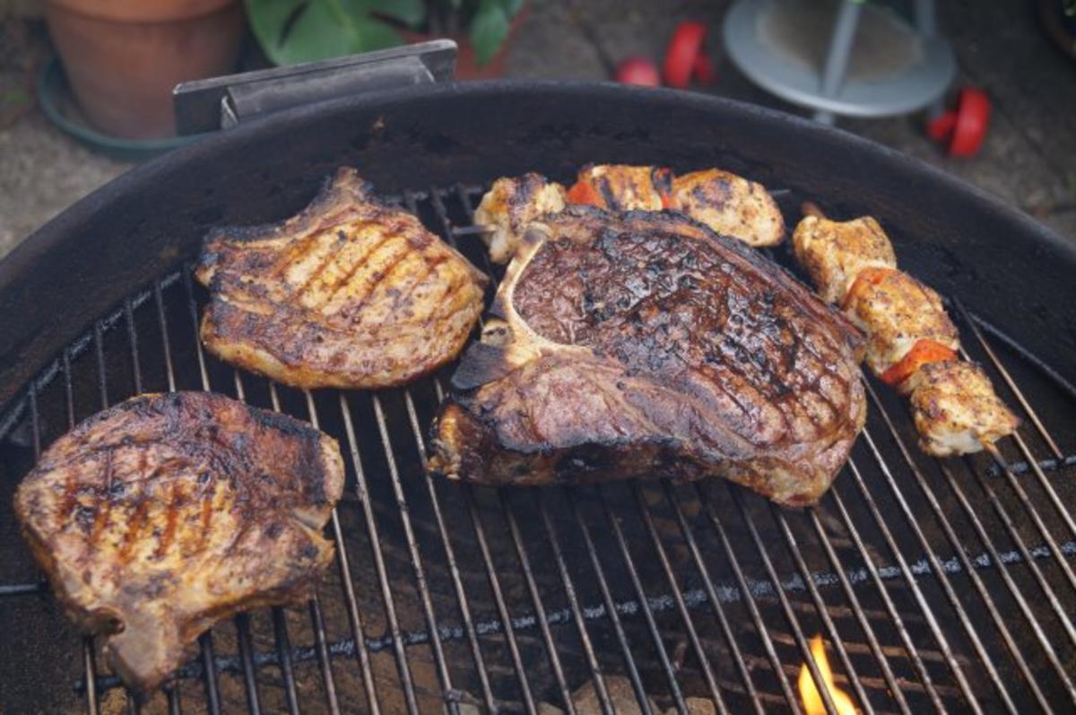 Bilder für Hot Rind-Lamm und Hühnerspieß mit Salat - Rezept