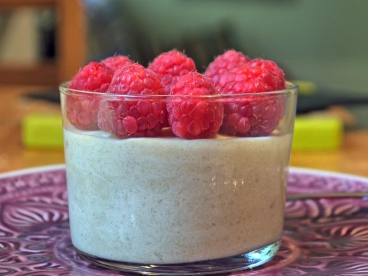 Rhabarber-Mousse mit Himbeeren - Rezept - kochbar.de