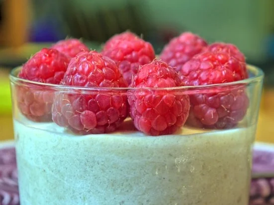 Rhabarber-Mousse mit Himbeeren - Rezept
