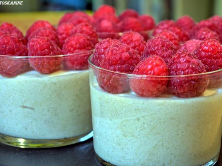 Rhabarber-Mousse mit Himbeeren - Rezept - kochbar.de