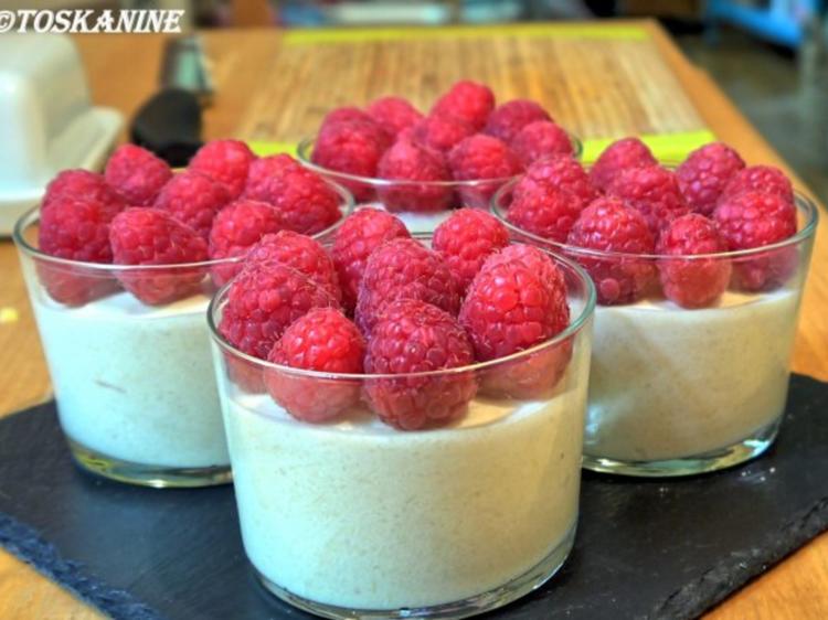 Rhabarber-Mousse mit Himbeeren - Rezept - kochbar.de