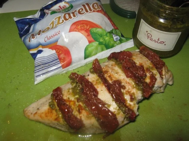 Rezept: überbackenes Pesto-Tomaten-Hühnchen auf Estragon-Sauce Bild Nr. 2 überbackenes Pesto-Tomaten-Hühnchen auf Estragon-Sauce - Rezept - Bild Nr. 2