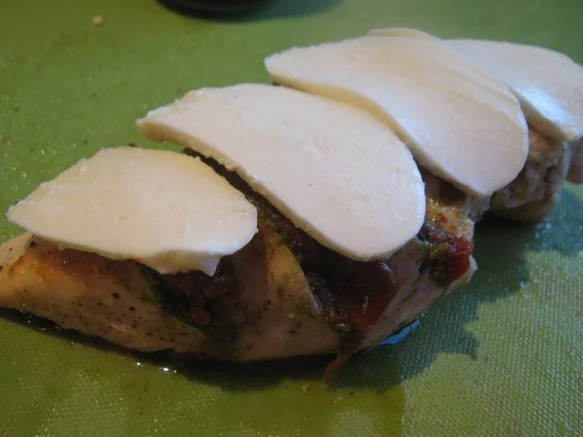 Rezept: überbackenes Pesto-Tomaten-Hühnchen auf Estragon-Sauce Bild Nr. 3 überbackenes Pesto-Tomaten-Hühnchen auf Estragon-Sauce - Rezept - Bild Nr. 3